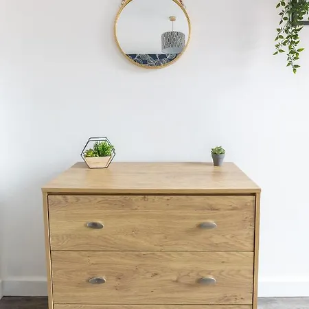 Queen Street Apartment *